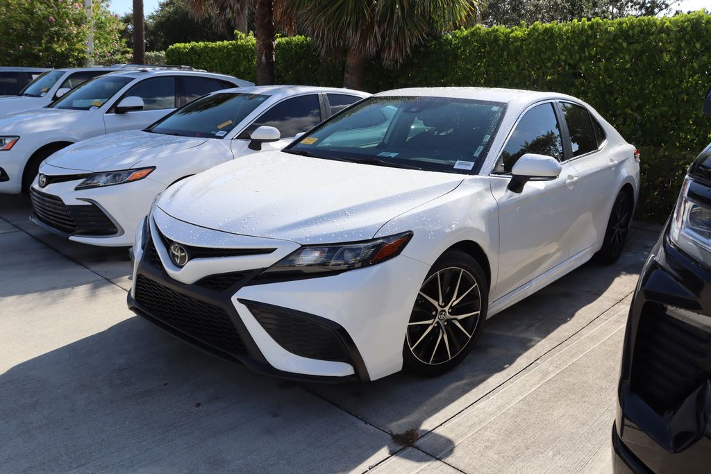2022 Toyota Camry SE Hero Image