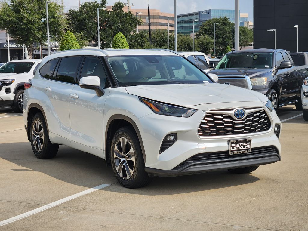 2022 Toyota Highlander Hybrid XLE Beige at Toyota of Victoria