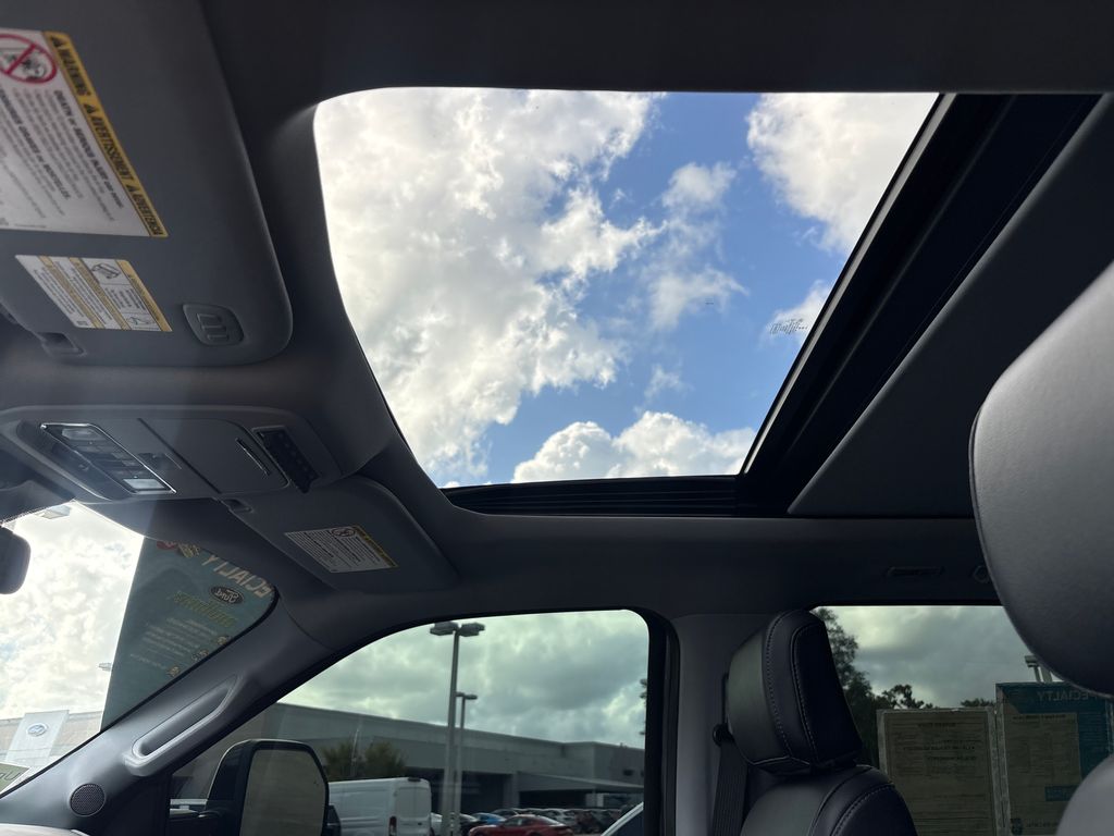 Used 2024  Ford Lariat image 9
