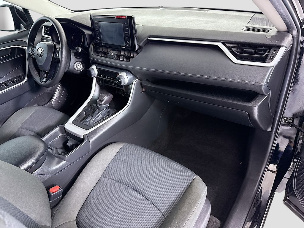 Thumbnail: 2021 Toyota RAV4 - 17