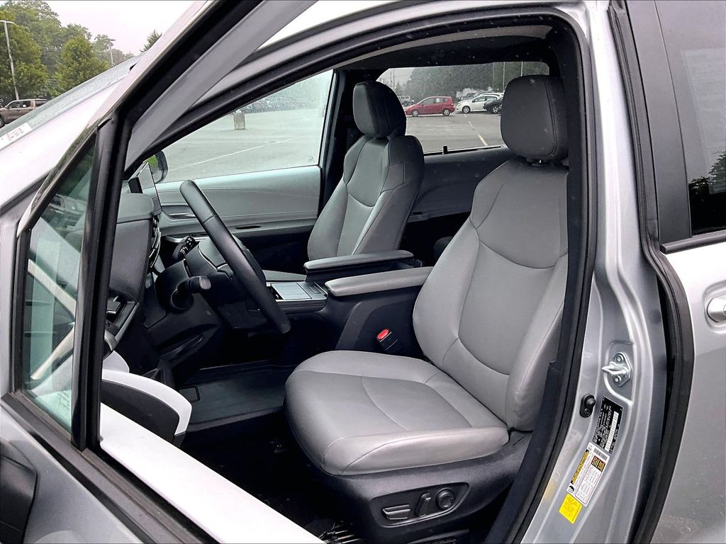 2025 Toyota Sienna — photo 10