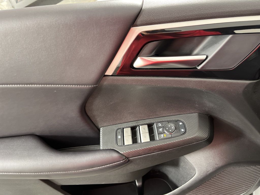 Thumbnail: 2024 Mitsubishi Outlander - 25