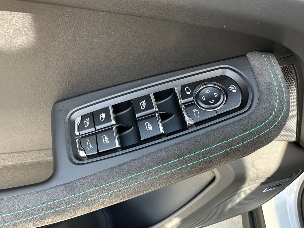 Thumbnail: 2026 Porsche Macan - 21