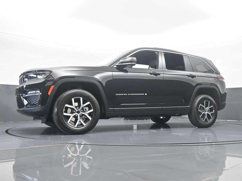 Used 2025 Diamond Black Crystal Pearlcoat Jeep Limited image 45