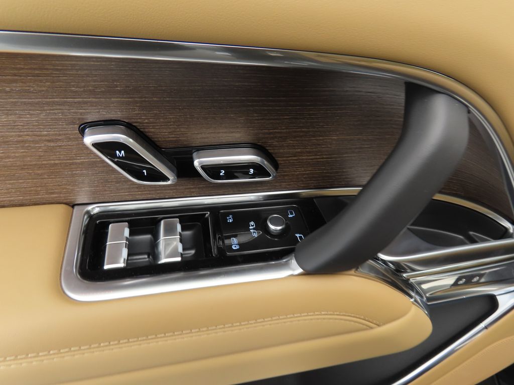 2025 Land Rover Range Rover SE 23