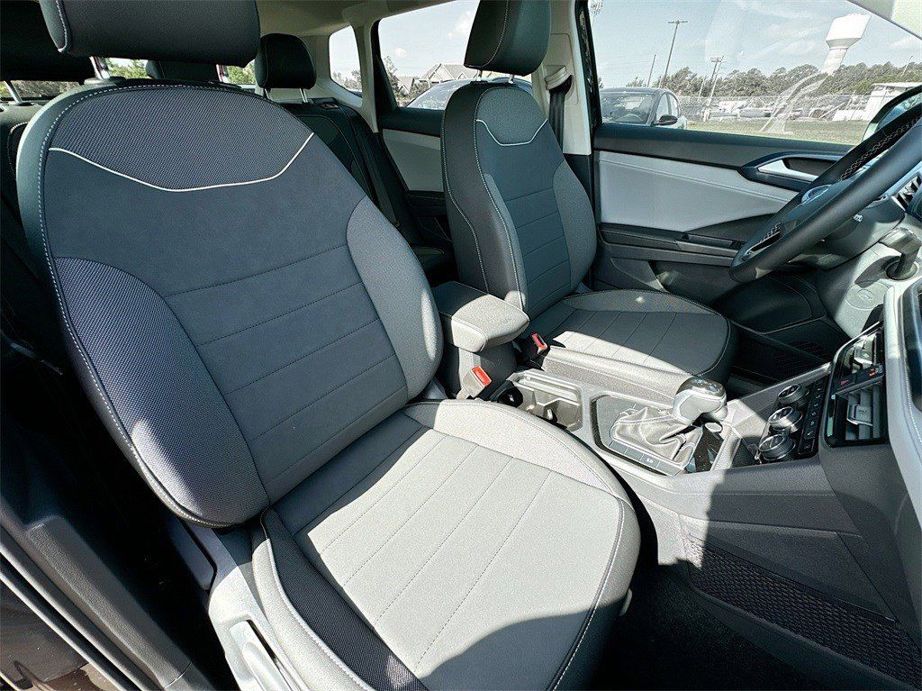 New 2024 Black Pearl Volkswagen 1.5T SE image 31