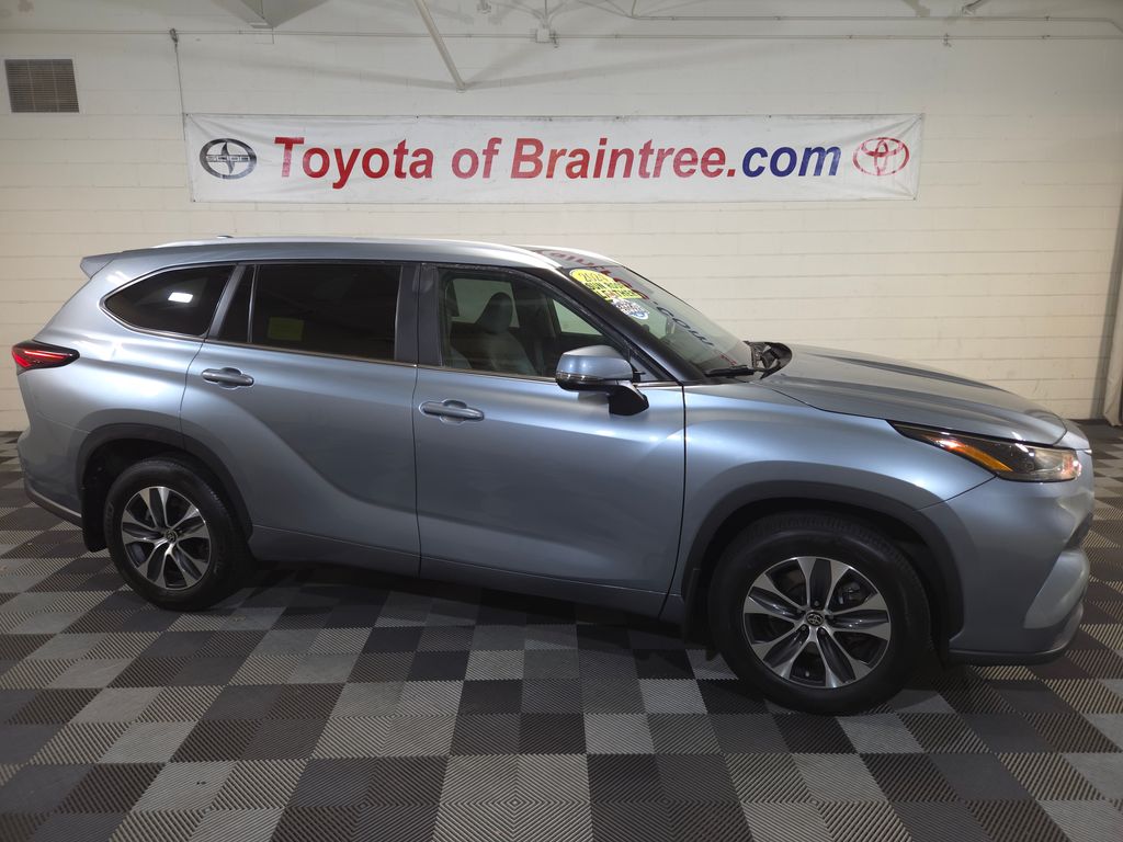 Moon Dust 2024 Toyota Highlander XLE AWD SUV / Crossover All-Wheel Drive 8-Speed Automatic