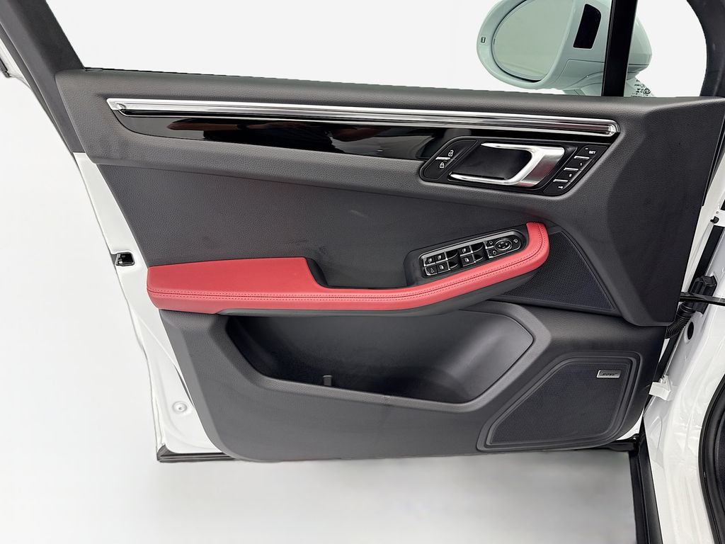 Thumbnail: 2026 Porsche Macan - 23