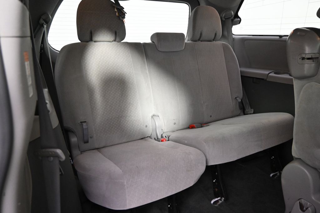 Used 2016  Toyota LE image 19