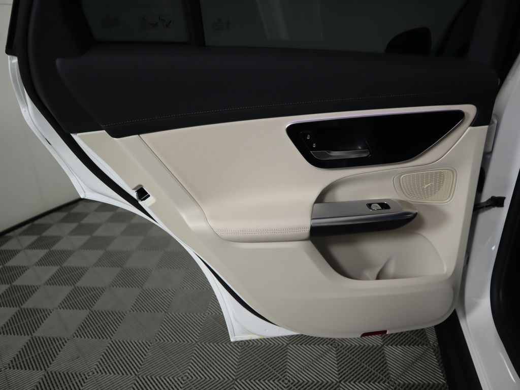 2025 Mercedes-Benz GLC 300 27