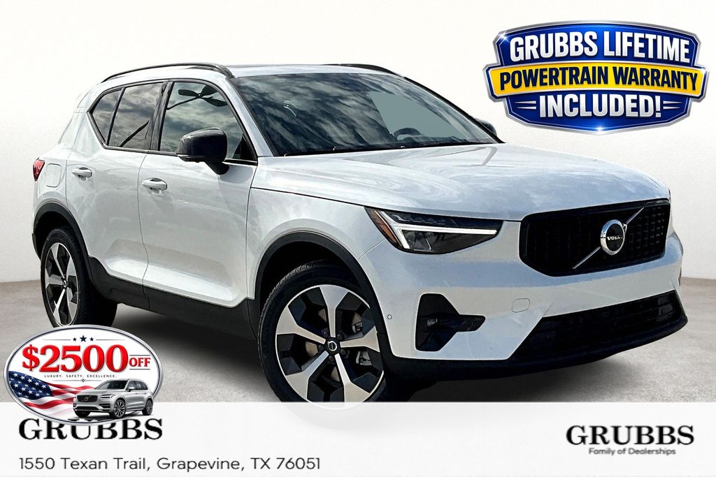Crystal White 2026 Volvo XC40 SUV / Crossover Front-Wheel Drive Automatic