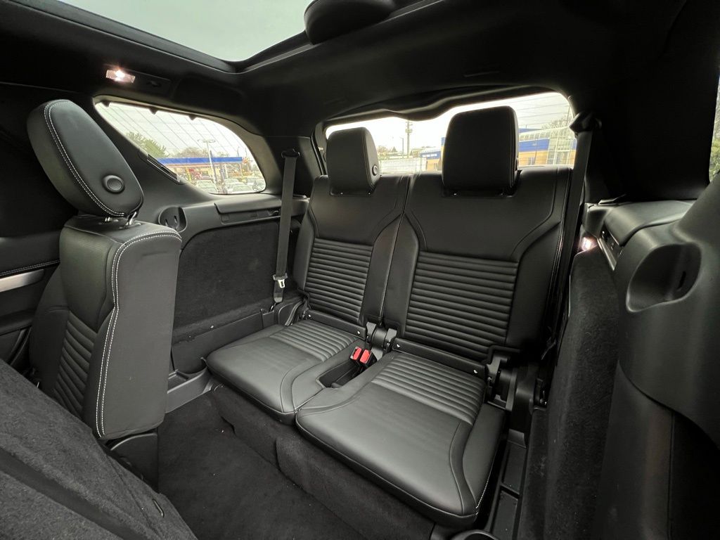 2023 Land Rover Discovery S R-Dynamic photo