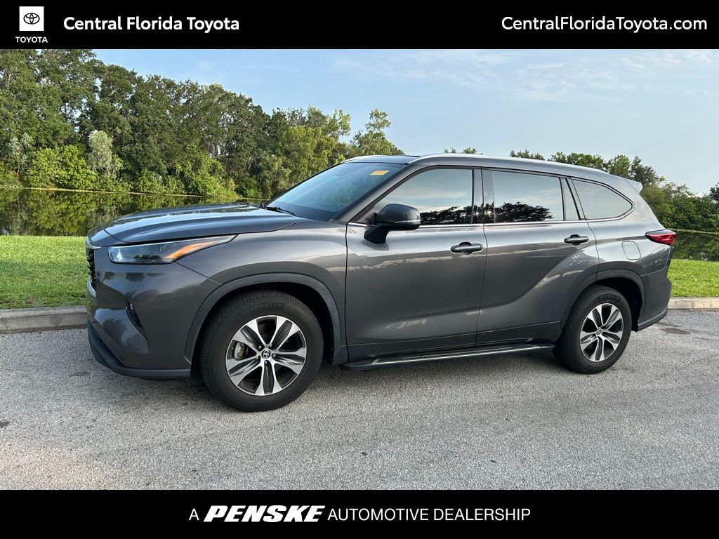 2022 Toyota Highlander XLE Hero Image