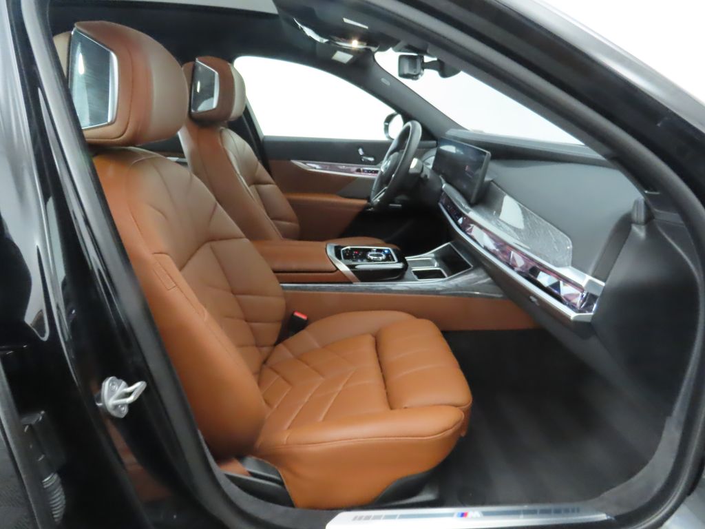 Thumbnail: 2023 BMW i7 - 21