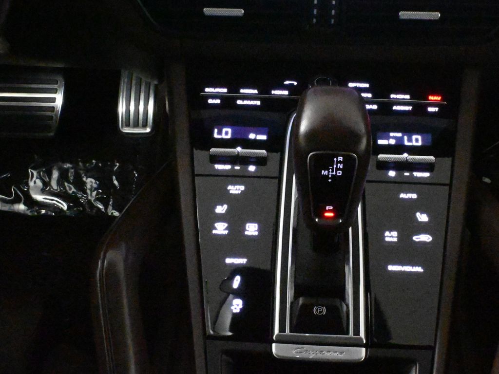 Thumbnail: 2022 Porsche Cayenne - 25