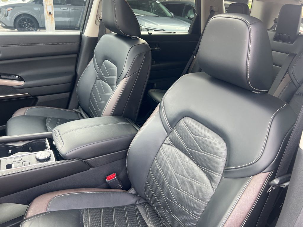 2023 Nissan Pathfinder Platinum photo