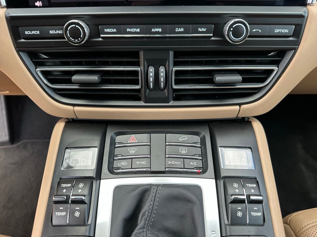 Thumbnail: 2021 Porsche Macan - 24