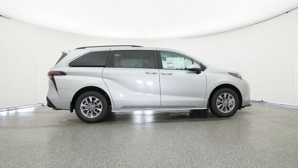 Thumbnail: 2025 Toyota Sienna - 10