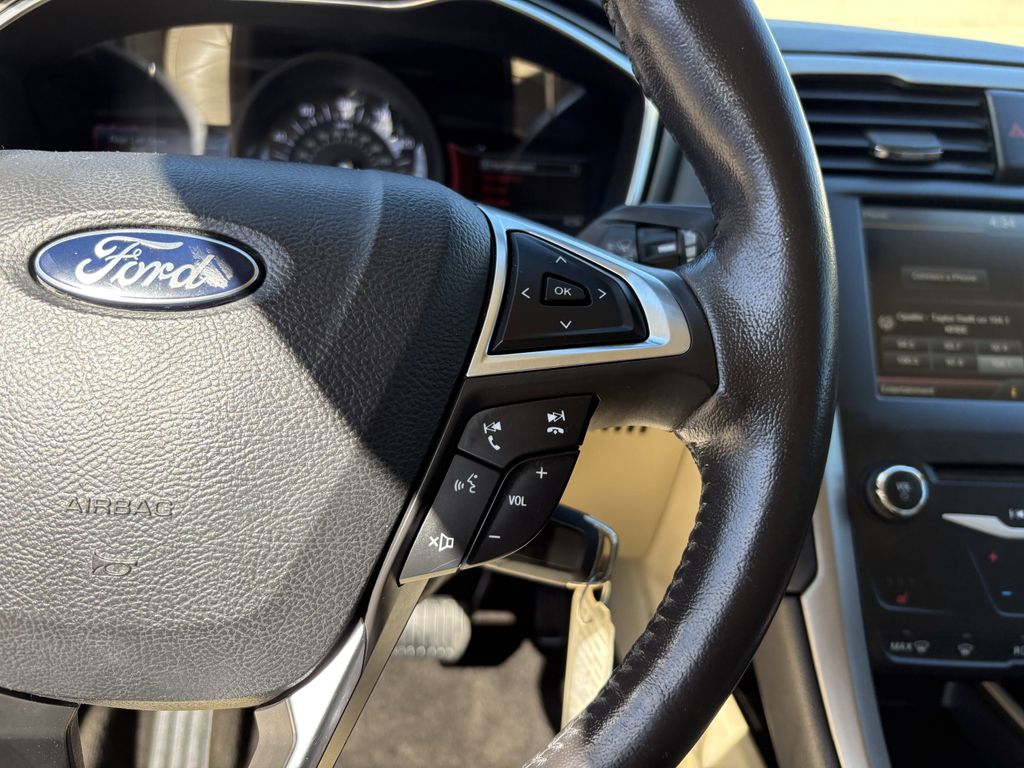 Used 2015 White Platinum Clearcoat Metallic Ford SE image 17