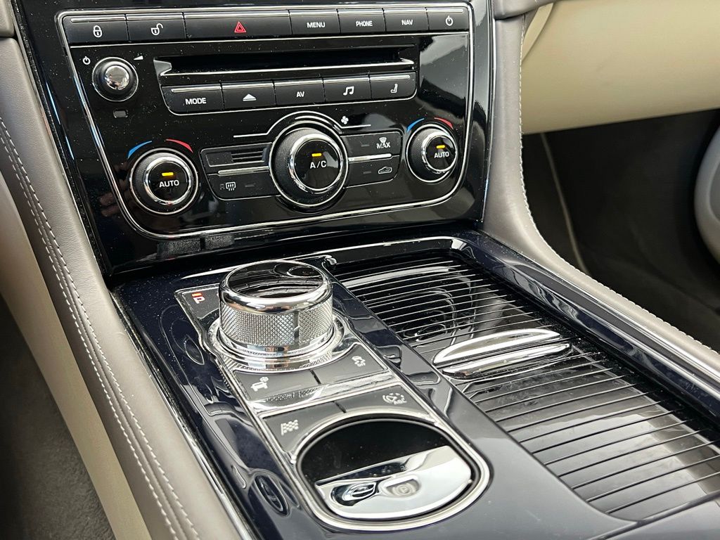 2012 Jaguar XJ Base 13