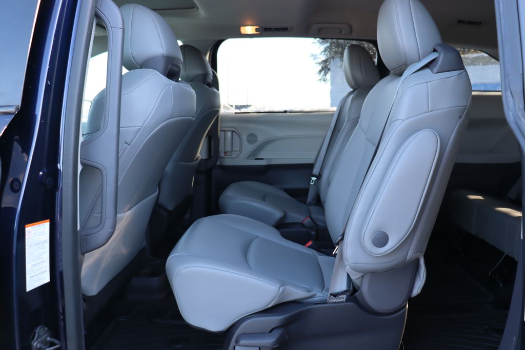 2022 Toyota Sienna XLE 11