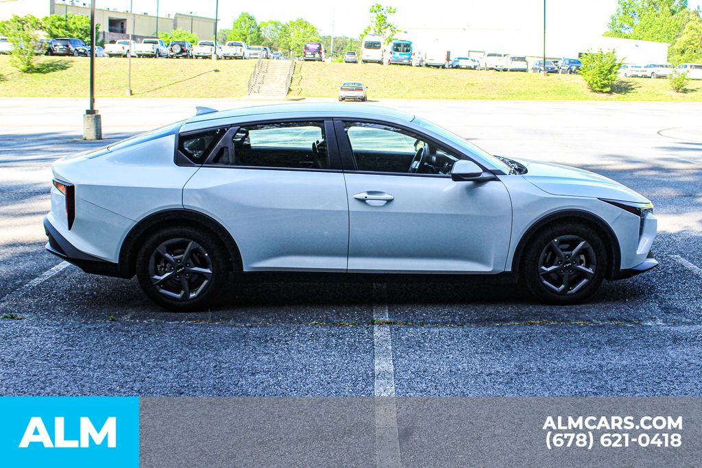 Used 2025 White Kia LXS image 8