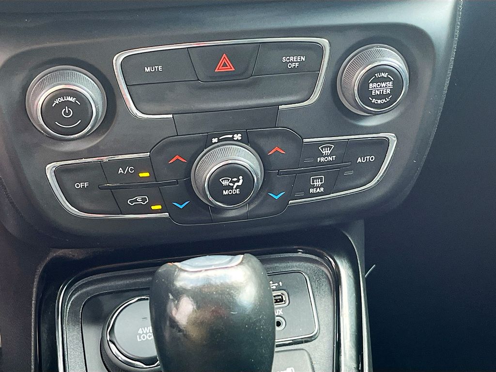 Used 2020 Black Jeep Latitude image 15