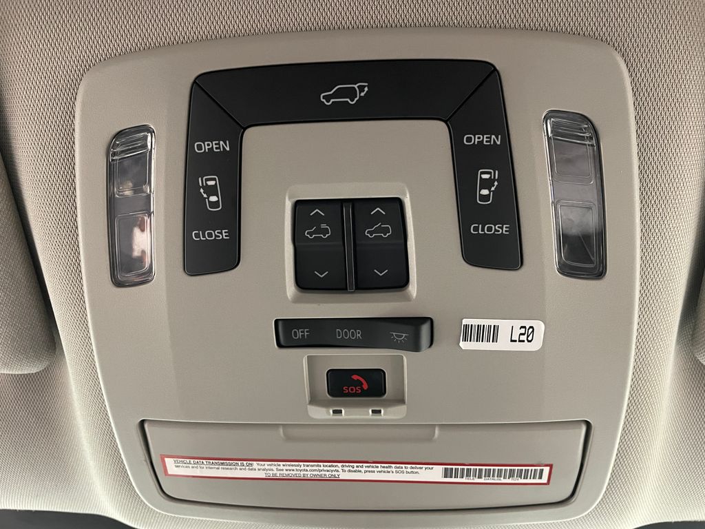 2021 Toyota Sienna XLE 32