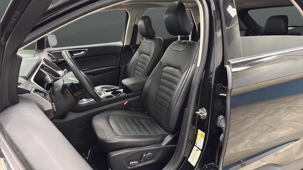 Used 2018 Shadow Black Ford SEL image 9
