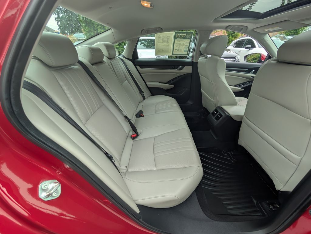Used 2018 Red Honda Touring image 29
