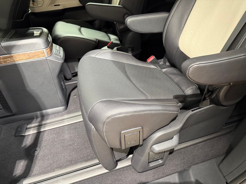 Thumbnail: 2026 Toyota Sienna - 21