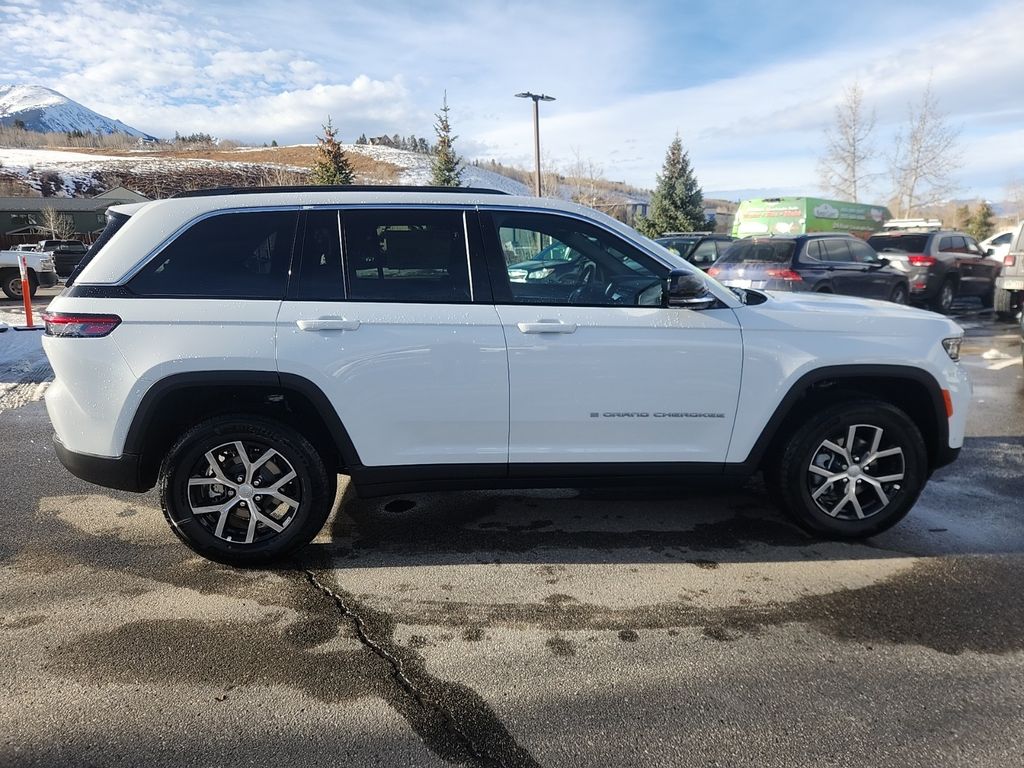 new 2025 Jeep Grand Cherokee car, priced at $47,990