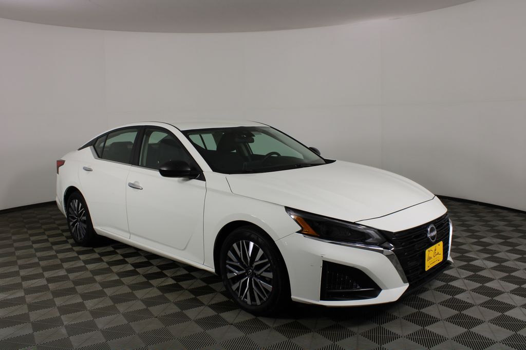 Glacier White 2025 Nissan Altima Sedan Front-Wheel Drive Continuously Variable Transmission