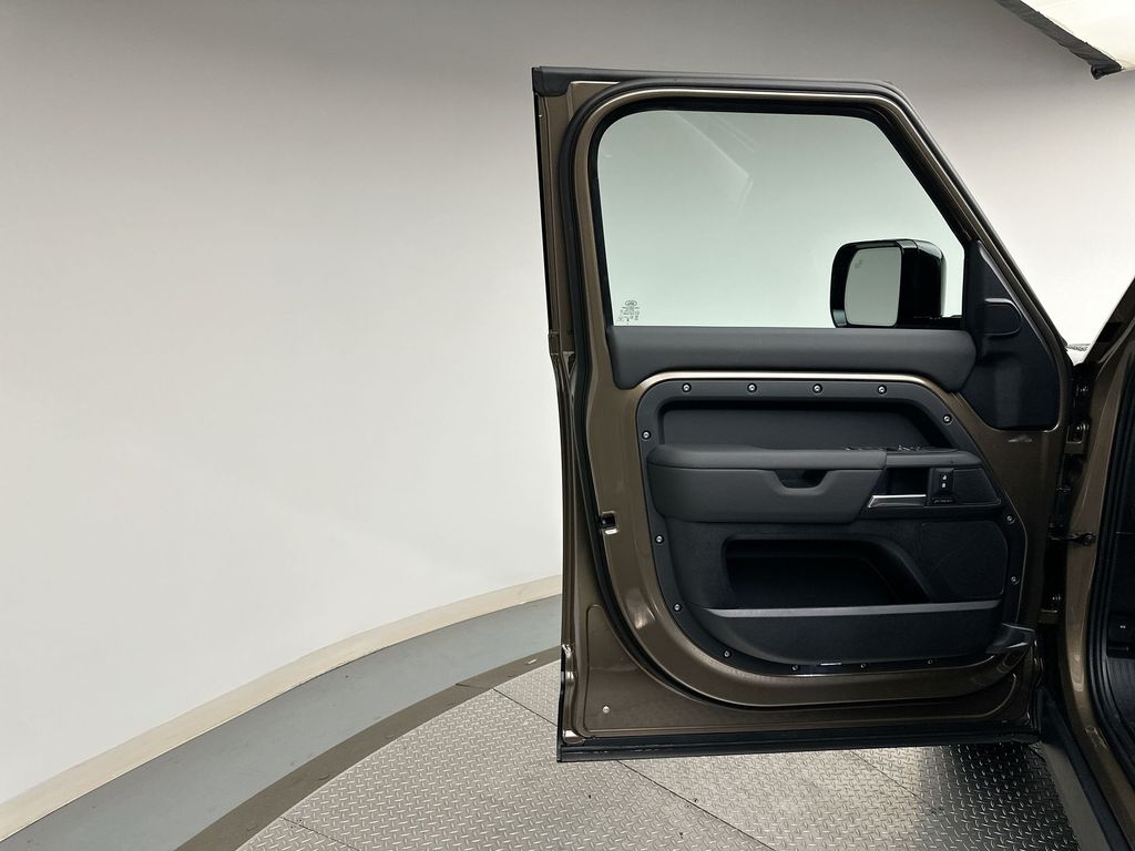 2025 Land Rover Defender 110 9