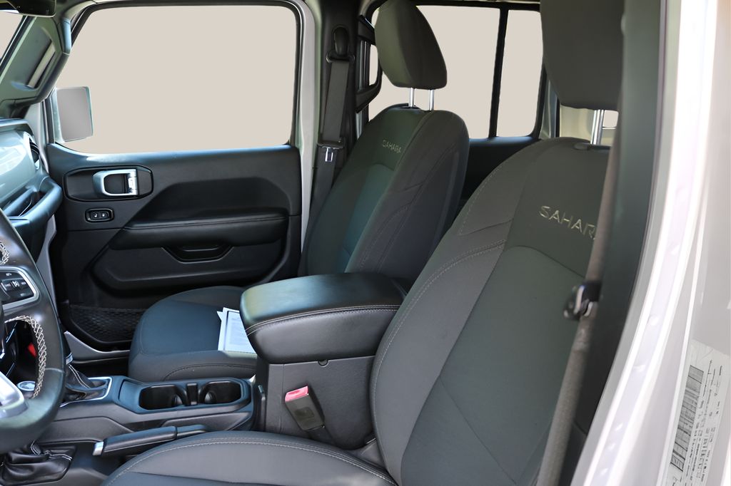 Used 2019 Silver Jeep Unlimited Sahara image 11