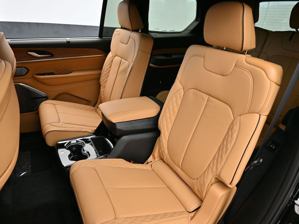 New 2025 Diamond Black Crystal Pearlcoat Jeep Summit image 30