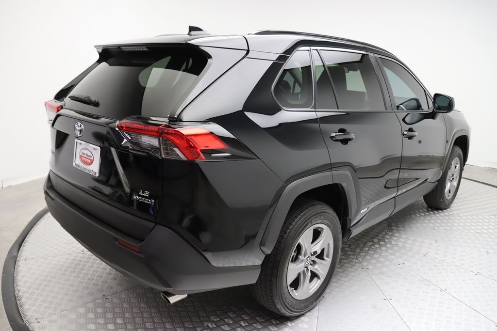 2024 Toyota RAV4 LE 8
