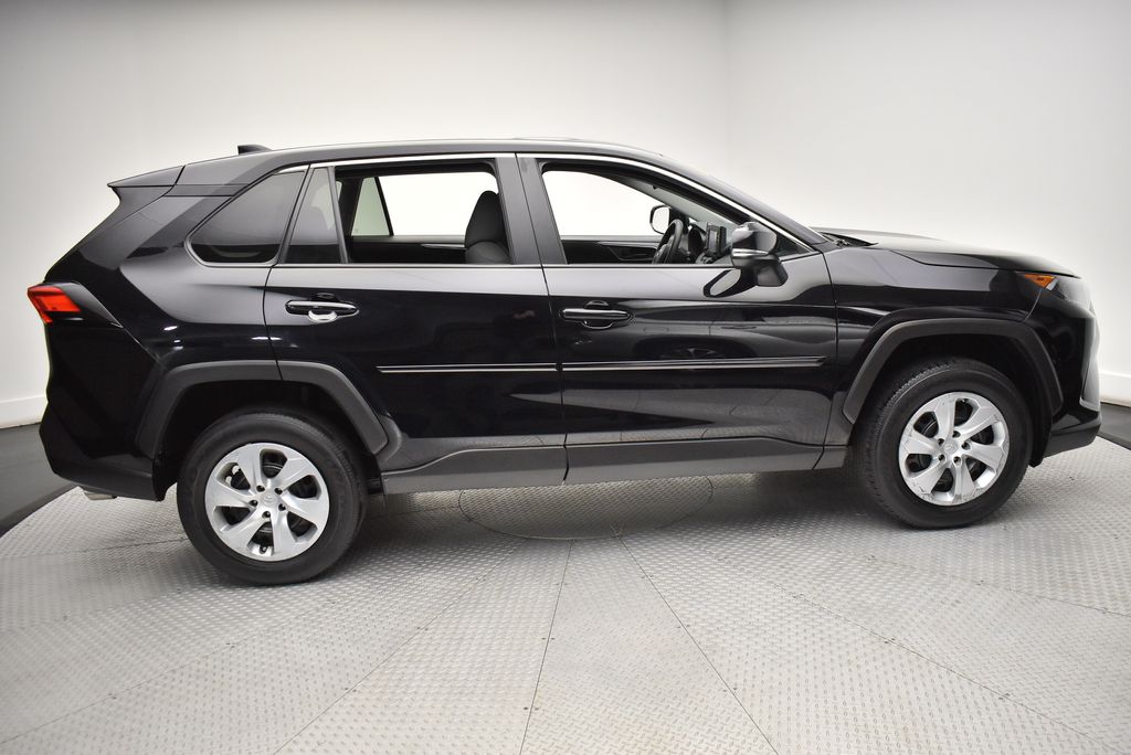 2022 Toyota RAV4 LE 4