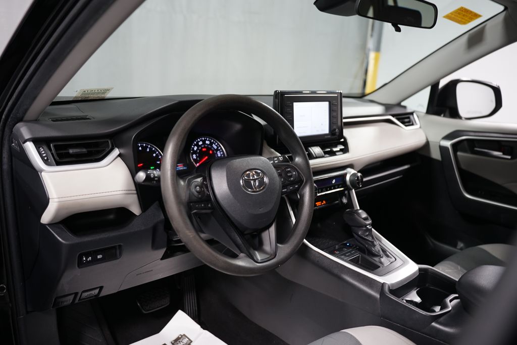 2020 Toyota RAV4 XLE 11