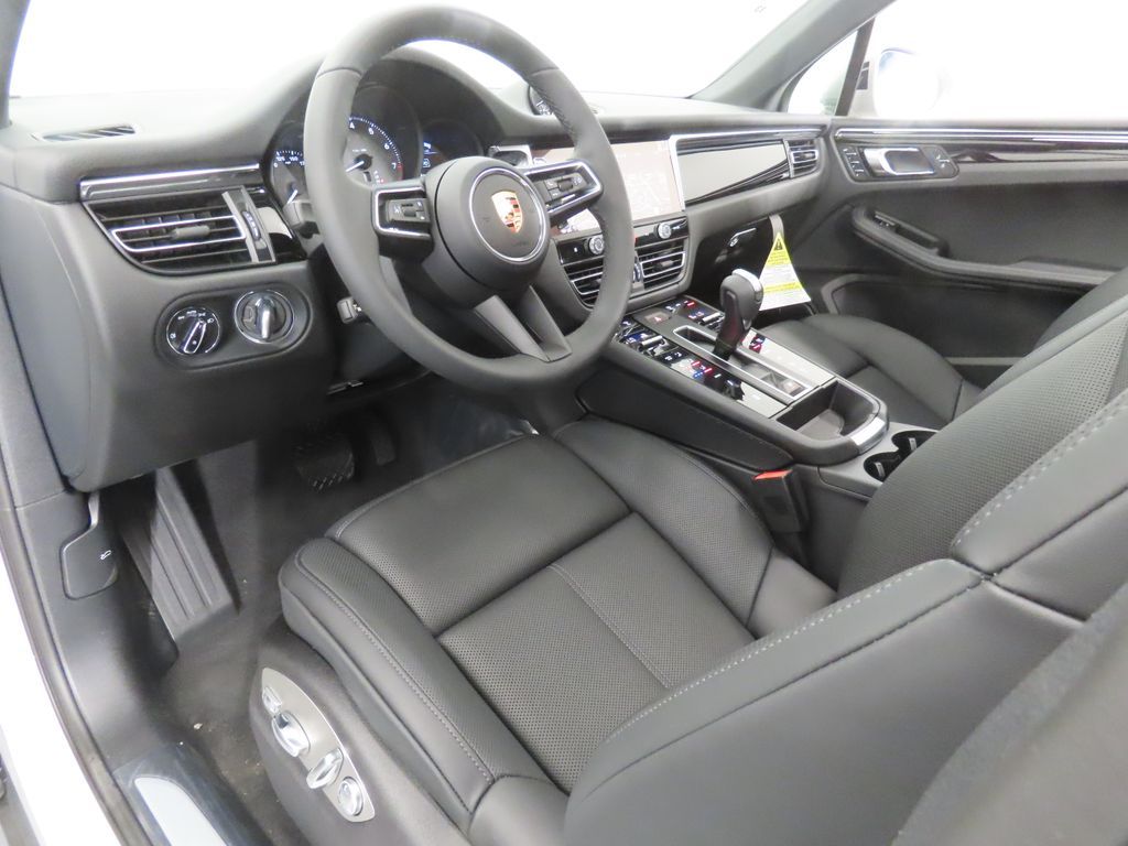 Thumbnail: 2026 Porsche Macan - 4