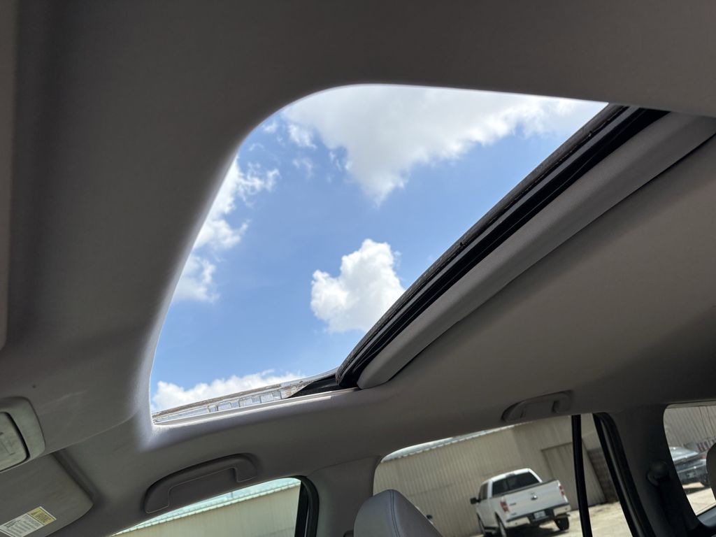 Used 2017 Lunar Silver Metallic Honda EX-L image 14