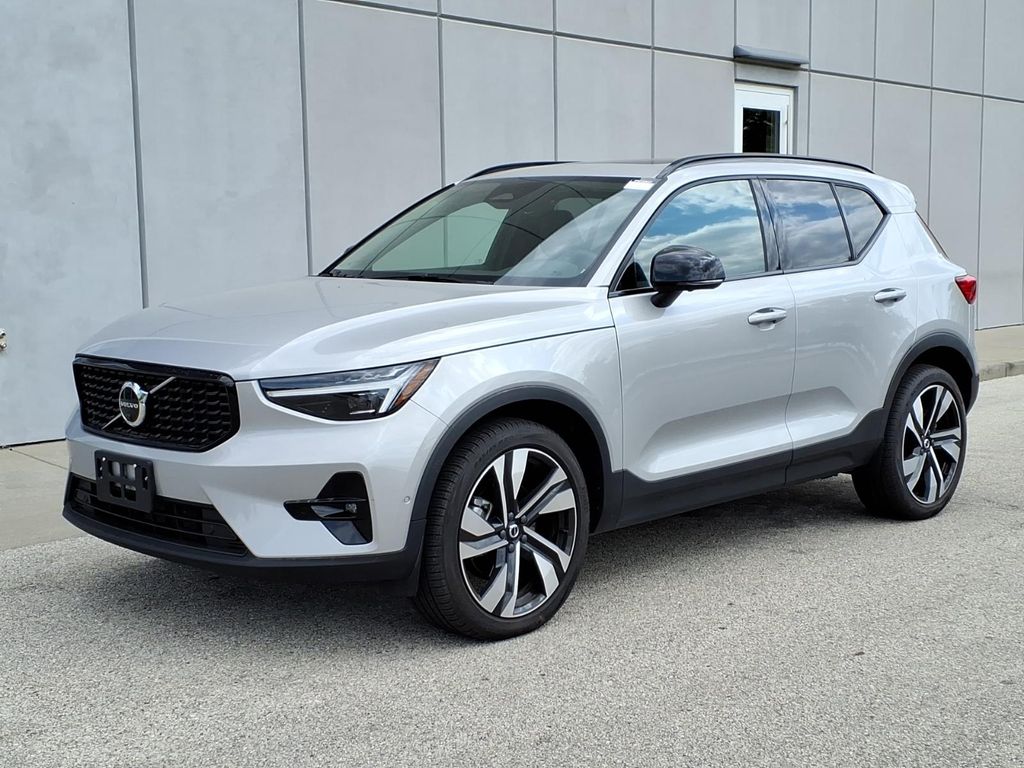  2023 Volvo XC40 B5 Ultimate Dark Theme AWD   