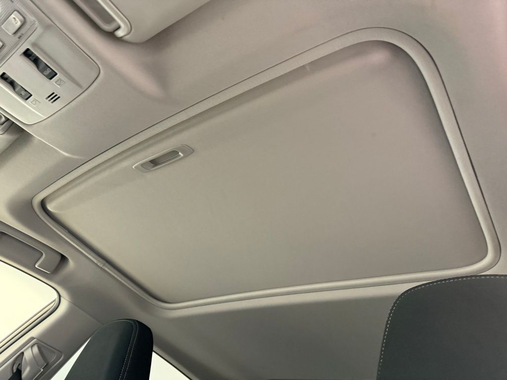 Thumbnail: 2015 Toyota RAV4 - 16