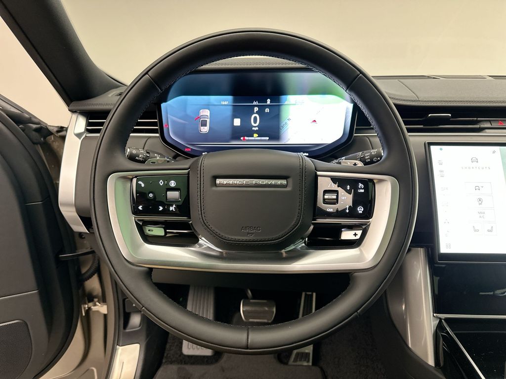 2025 Land Rover Range Rover SE 13