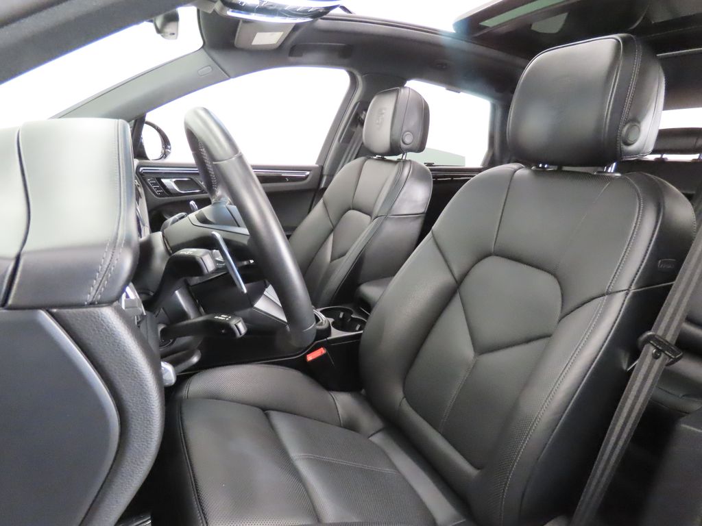 Thumbnail: 2026 Porsche Macan - 5