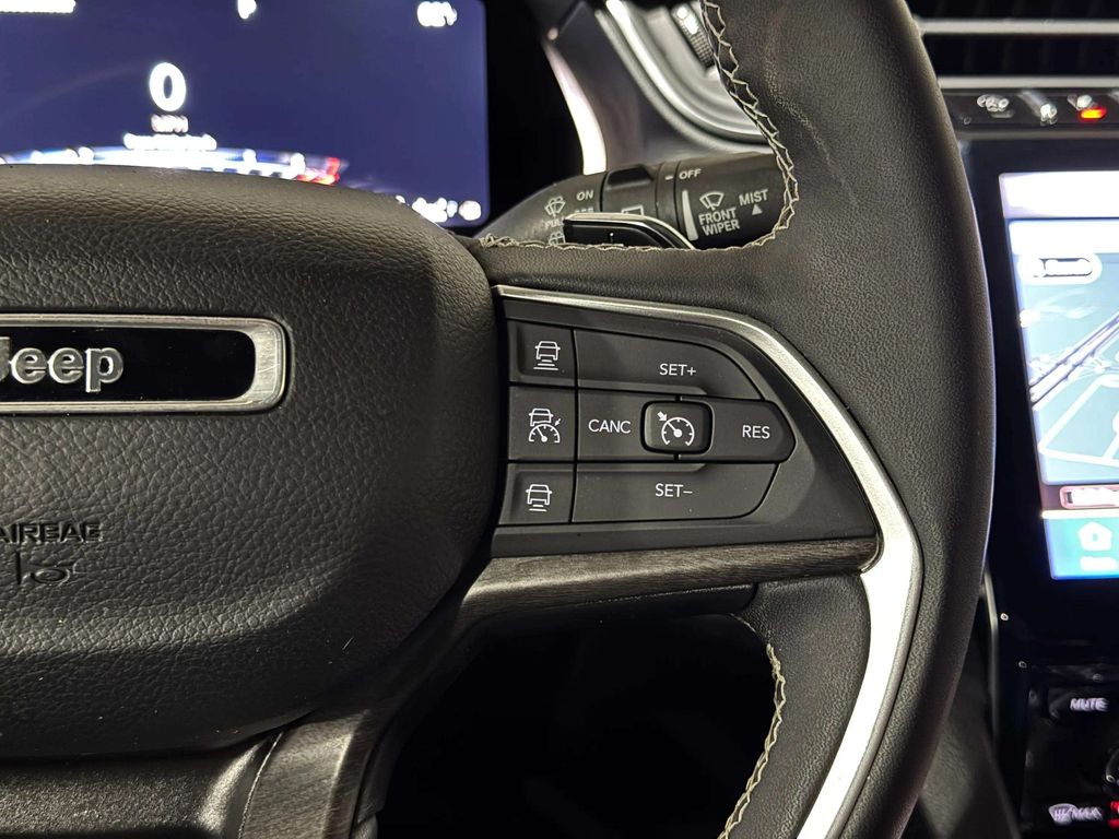 Used 2024 Diamond Black Crystal Pearlcoat Jeep Limited image 16