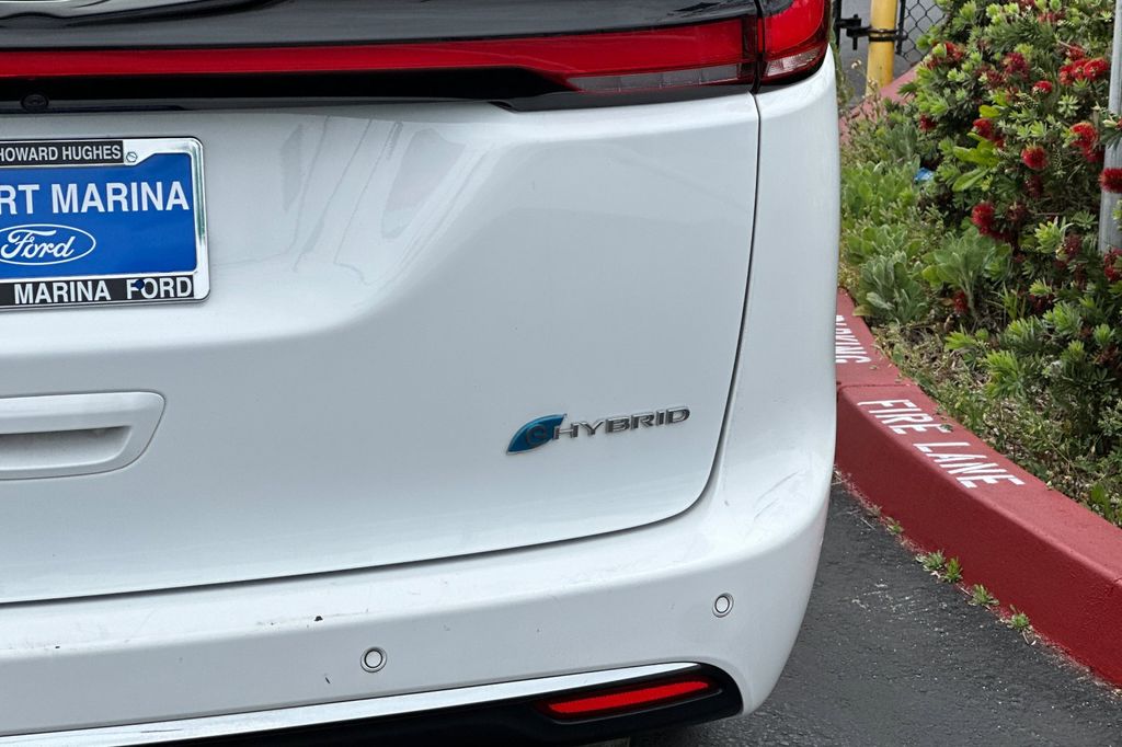 2023 Chrysler Pacifica Hybrid Touring L photo