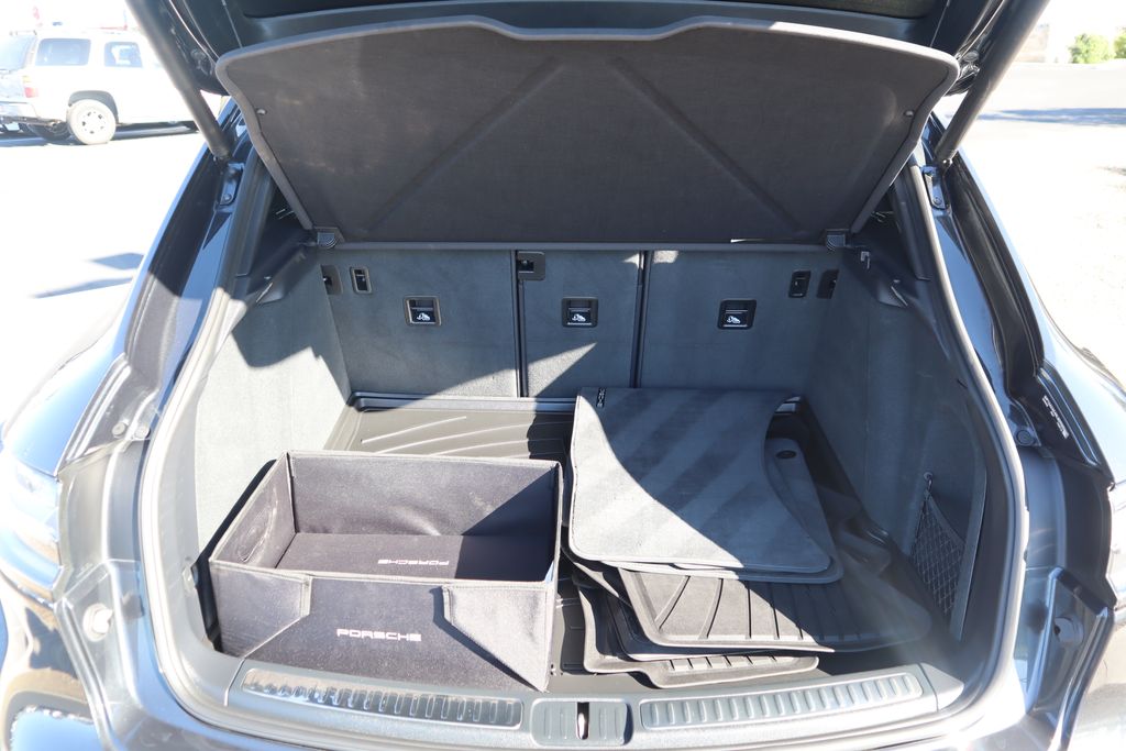 Thumbnail: 2024 Porsche Macan - 26