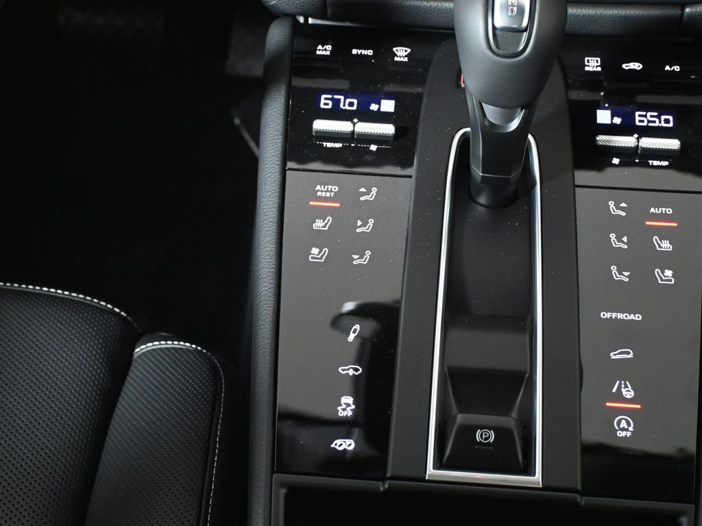 Thumbnail: 2026 Porsche Macan - 24