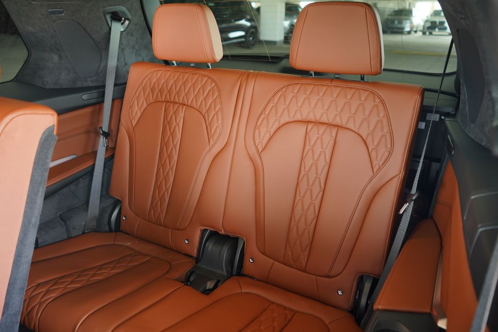 Thumbnail: 2026 BMW X7 - 21